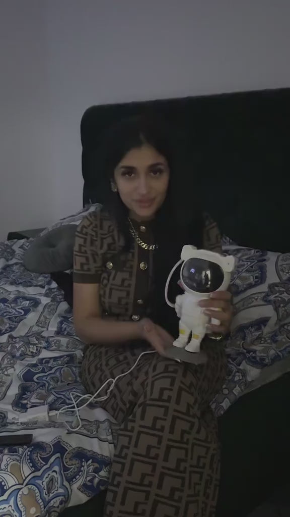 Proiector de Stele Astronaut – Lampa de Veghe cu Rotire 360°, Telecomandă și Efecte de Galaxie