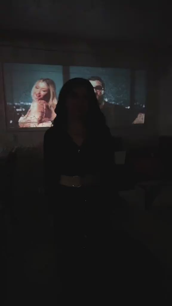 Videoproiector portabil inteligent cu 2 controllere și jocuri incluse, Android 11, suport 4K, Wi-Fi 6, Alb